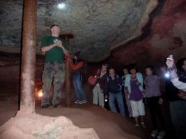 Туристы в пещере