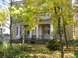 Дом с колоннами и видом на осень