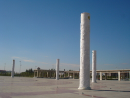 Площадь с колоннами