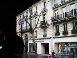 за окном дождливый Париж