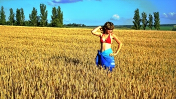 Девушка в поле