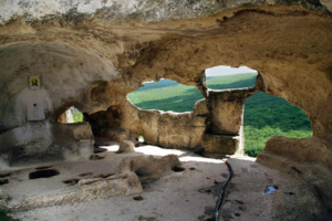Развалины пещерного храма