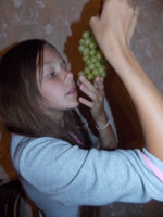 Девочка с виноградом