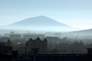 Гора Машук в утренней дымке.