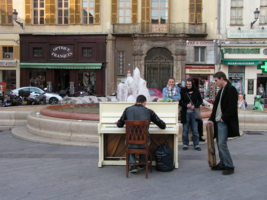 Концерт фортепиано с фонтаном.