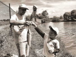 папа взял сыночка на рыбалку