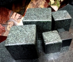 Каменные кубы