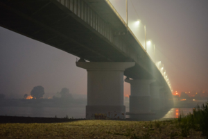 в тумане под мостом