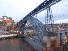 Мост под дождем