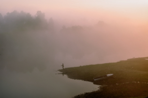 Одинокий рыбак в тумане