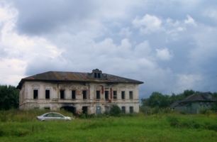 Руины сельской школы.