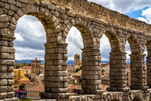 Сеговия сквозь римский акведук
