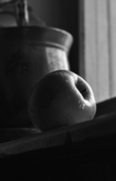 Яблоко на окне