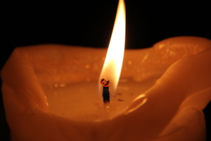 Тепло и сонный полумрак свечи