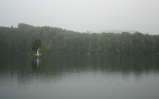 Озеро в лёгком тумане