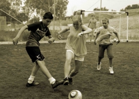 Девчонки тоже играют в футбол!