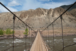 шаткий мостик через горную реку