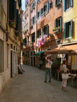 Узенькими улочками Венеции