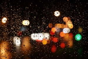 капельки дождя на окне 