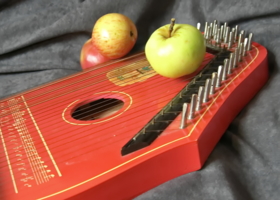 Музыка с яблоками.