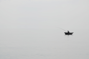 Одинокий рыбак