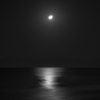 Море, звезды и луна.