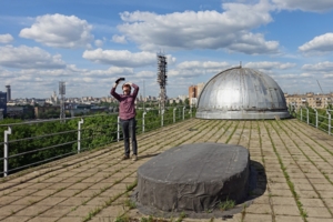 На фоне обсерватории