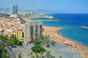 Пляжи Барселоны в сезон.