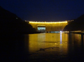 Саяно-Шушенская ГЭС ночью.