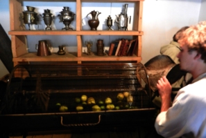 Как мыли яблоки в XIX веке