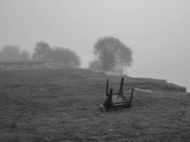 В тумане стул лежал упавший