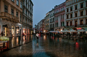 Город, сумерки и дождь