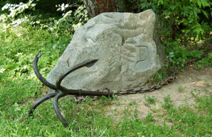 У камня Василия Поленова.