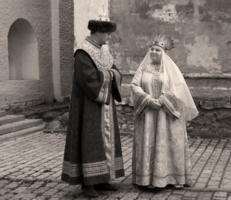 Царь Салтан, с женой простяся...