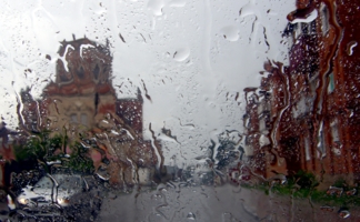 Дождь и город за стеклом