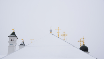 Кресты Кремля в снегу