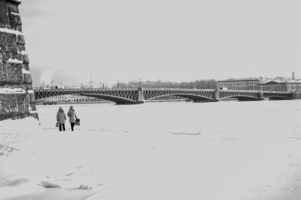 Мост в черно - белом Петербурге