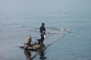 Одинокий рыбак