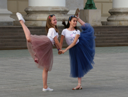 Будущие балерины у Большого театра