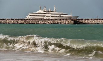 Волна на фоне яхты Принца Крови "AL SALAMAH", ОАЭ