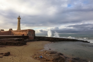 Башня маяка на атлантическом побережье в Рабате
