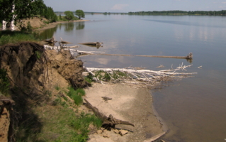 Обрушение берега на реке