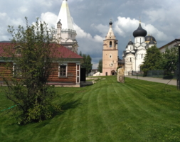 Во дворе Свято-Успенского монастыря.