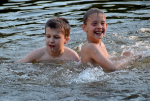 Дети в озере
