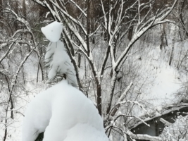Снежный человек над речкой в овраге
