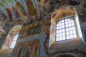 Обновлённые фрески старого храма.