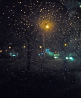 Капли дождя в ночном свете
