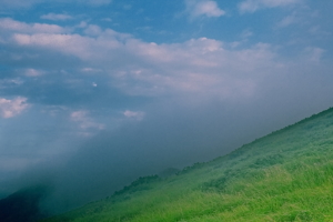 По склону горы Кашина спускается облако