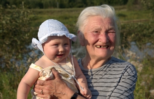 Бабушка и правнучка - чья радость больше?