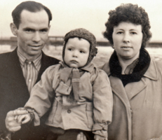 Обычный снимок обычной советской семьи.